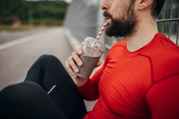 athlète en pleine forme buvant cacao