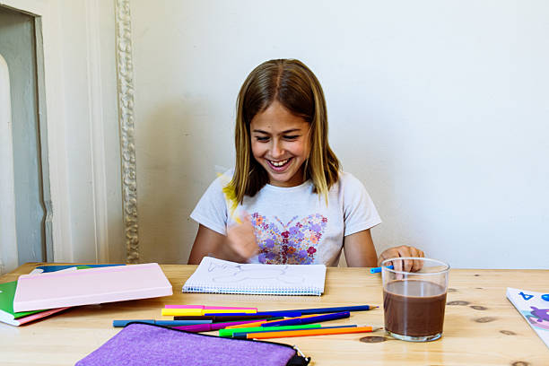 enfant souriant avec tasse de cacao chaude