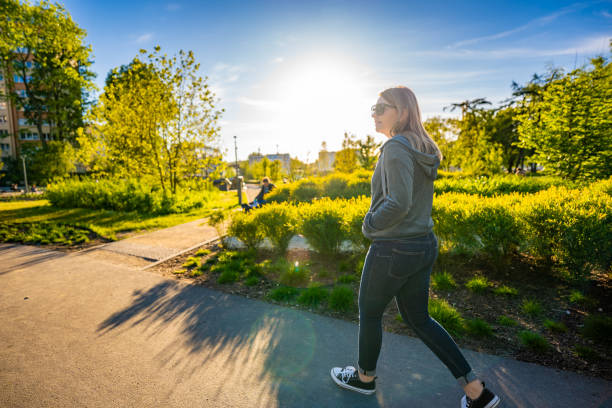 femme marchant dans un parc