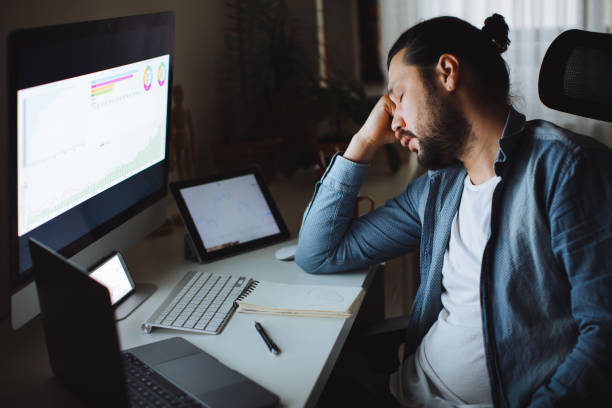 Homme fatigué face ecran