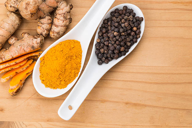 Curcuma et poivre noir : racine et poudre de Curcuma longa