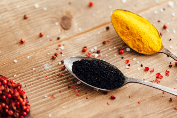 Curcuma et poivre noir utilisés en cuisine