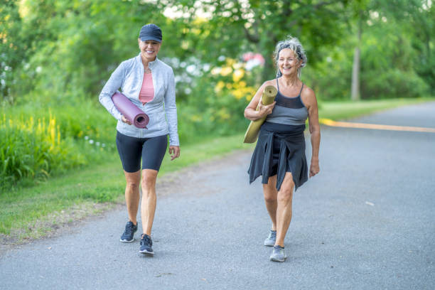 Adultes pratiquant une activité physique douce en plein air