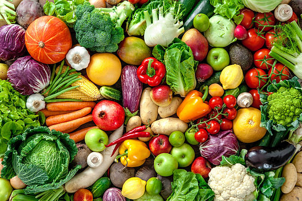 Assiette de légumes variés, notamment des carottes, à intégrer dans une alimentation équilibrée pour aider à réduire le cholestérol LDL
