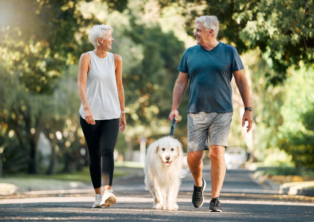 Homme marchant dans un parc ensoleillé : la marche régulière contribue à la santé cardiovasculaire et à la gestion du cholestérol LDL