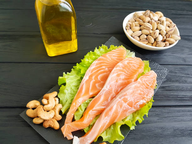 Assortiment d'aliments sains (poisson, noix, légumes, huile d'olive) apportant de la coenzyme Q10 dans l'alimentation