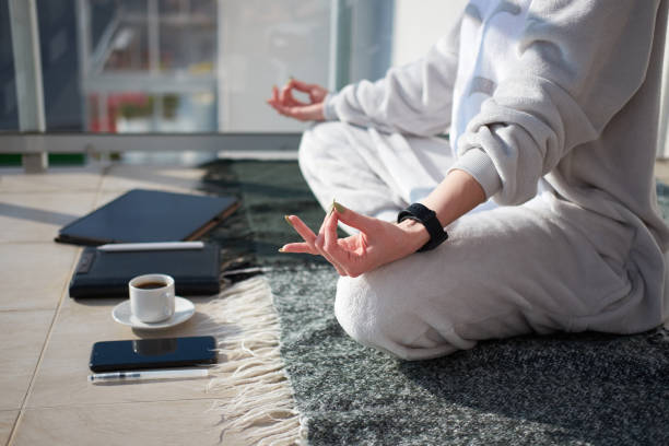 meditation avec une tasse de thé