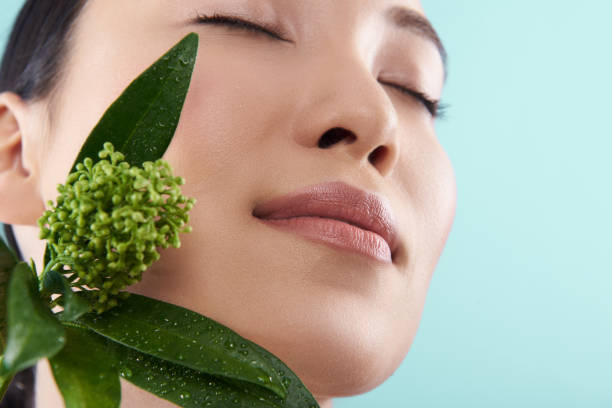 visage feminin avec feuille de thé