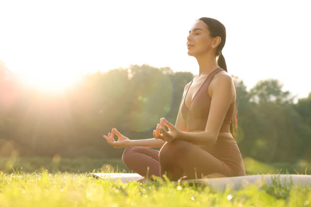 feme meditant au levé du soliei
