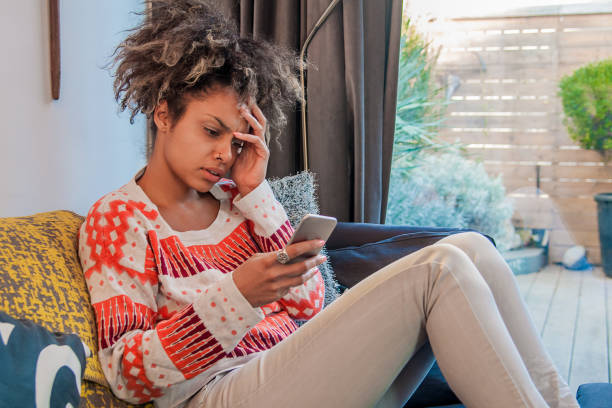 femme stressé devant smartphone